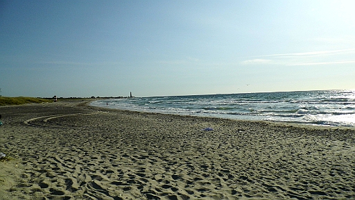 DSCI1318.JPG - Am naechsten Tag haelt es die Bordfee nicht im Hafen. Wieder gehts mit den Raedern los zum nahen Strand.