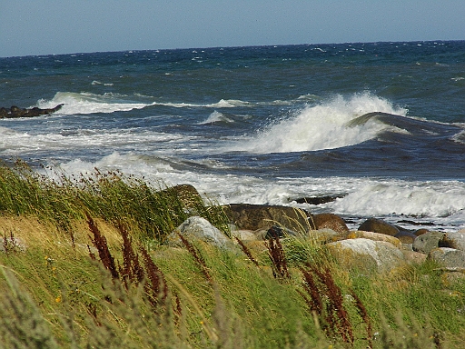 DSCI1483.JPG - Allerdings laesst uns Hirsholm auch nicht wieder los. Es weht und weht mit 6 bis 7 und immer aus SE. Genau da aber muessen wir hin.