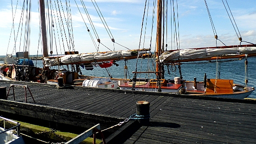 DSCI1521.JPG - Schliesslich legt noch ein Traditionssegler an. Er hat offensichtlich zahlende Gaeste an Bord.