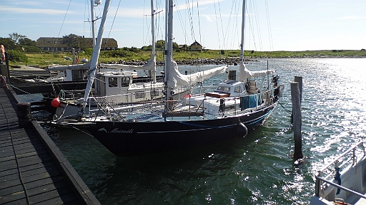 DSCI1523.JPG - Aber dann sieht es nach einer guten Lage aus nach Laesoe zu gehen. Allerdings schreckt und eine "Galewarning" fuer das Kattegat ohne Angabe, wann damit zu rechnen ist, uns beide auf, und veranlasst uns, den Kurs auf die kleine Insel Hirsholm abzusetzen. Wir bekommen von den nur sehr wenigen Liegeplaetzen wohl den allerbesten.