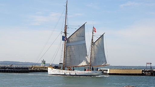 DSCI1545.JPG - Unser Grosssegler verlaesst uns wieder. Die zahlenden Gaest muessen ganz schoen schufften, um das Gross zu setzen. So eine Gaffel wiegt schliesslich was