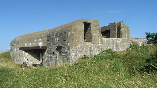 PIC_0028.JPG - Leider koennen Menschen es nicht lassen auch solche Plaetze mit ihrem Kriegsmist zu verschandeln. Zwei Bunker finden sich auf der Insel. Es war wohl zu teuer, sie zu zerstoeren.