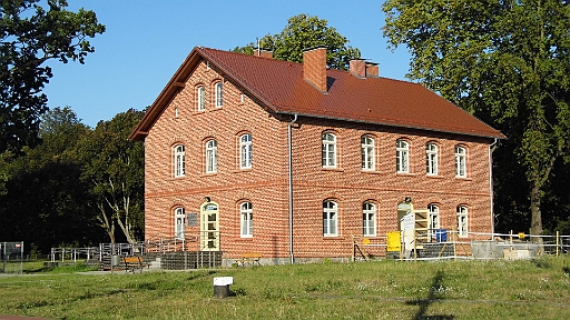 DSCI2095.JPG - In Swinemuende wird die Marina weiter ausgebaut. Nun gibt es auch auf der anderen Hafenseite ein Servicehaus.