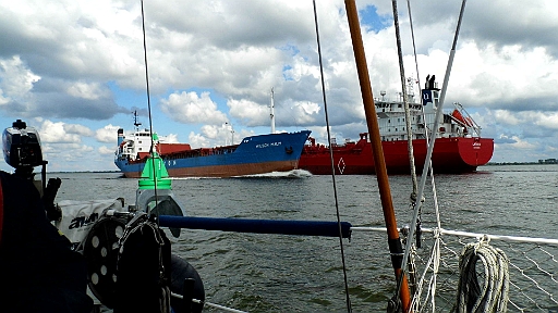 DSCI2101.JPG - Wie man sieht, halten wir uns aus der Fahrrinne heraus. Sollte man auch, wenn sich zwei solche Poette begegnen (mit ueber 11 kn!)