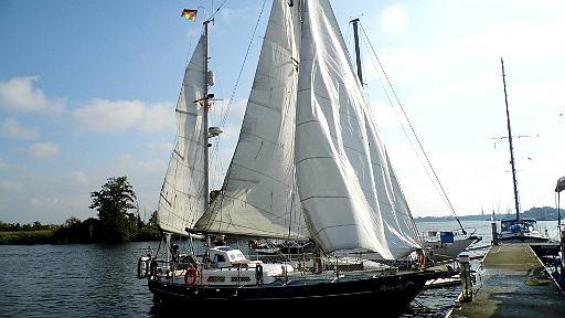 DSCI2127.JPG - In der Marina Marco heisst es erst einmal stegsegeln. Die Segel sind noch nass und muessen trocknen, bevor wir sie fuer die Kanaltour verstauen