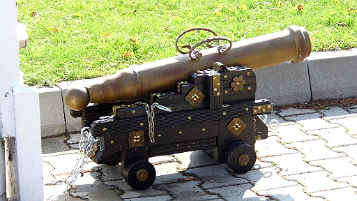 DSCI2131.JPG - Dieses kleine Schmuckstueck ist am Flaggenmast der Marina vertaeut. Vermutlich wurde sie fuer eine Grossveranstaltung genutzt.