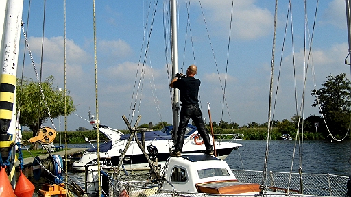 DSCI2133.JPG - So und dann werden die Masten gelegt. Aber davor muessen die diversen Antennen abmontiert und die Trennstellen geloest werden.