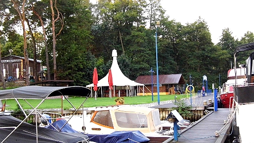 DSCI2206.JPG - An der Marina Havelbaude hatten wir noch nie festgemacht. Heute ist Premiere. Sehr freundlich und ein wirklich hervorragendes Restaurant in dem wir unsere Rueckkehr bei einem tollen Essen und gutem, schweren Rotwein gefeiert haben. Morgen sind die letzten 13 sm bis zum WSV 22 dran.