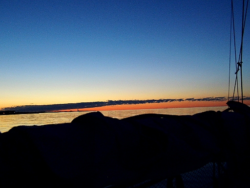 DSCI0795.JPG - Es ist 0300 Uhr, die Wetterprognose guenstig und wir brechen wie geplant auf. Rund 82 sm liegen vor uns und ein wunderbarer aber kalter Morgen.