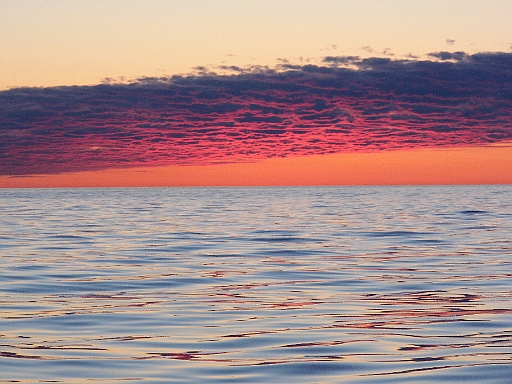 DSCI0810.JPG - "Bluthimmel". Es gibt Dinge, die kann man wohl so nur auf See erleben und sehen und ein Foto kann das Gef&Atilde;&frac14;hl dabei niemls wiedergeben. Es ist ueberirdisch schoen.