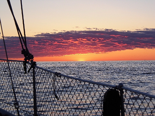 DSCI0833.JPG - Dann steigt langsam die Sonne auf und mit ihr kommt auch der Wind. Gut so, wir haben einen langen Weg.