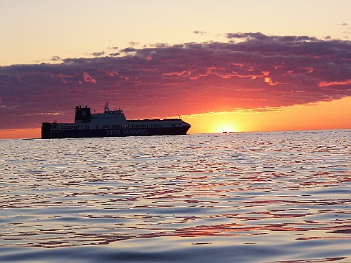 DSCI0851.JPG - Die "Grossen" sind staendig unterwegs. Tag und Nacht. Das neue AIS macht sich wunderbar und ist eine gro&Atilde;�e Hilfe bei der Abschaetzung, ob so ein Pott auf Kollisionskurs ist.