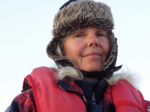 DSCI0855.JPG - Die kleine Bordfee muss bei den Temperaturen zu so frueher Stunde schon ein bisschen auf ihre Ohren aufpassen. Ich finde, die Pelzkappe steht ihr wunderbar. 