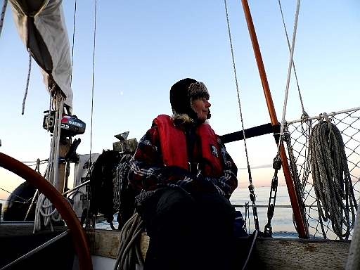 DSCI0859.JPG - Noch reicht es nicht ganz zum Segeln. Die Bordfee uebernimmt die Wache, waehrend der Skipper....