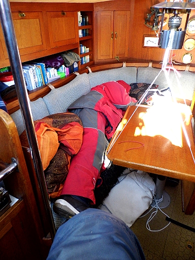 DSCI0861.JPG - ...eine Auszeit nimmt. Hat schliesslich schon seit 0130 Uhr die Wetter-und Kursdaten geprueft und hin und herueberlegt, wie es am guenstigsten fuer uns ist.