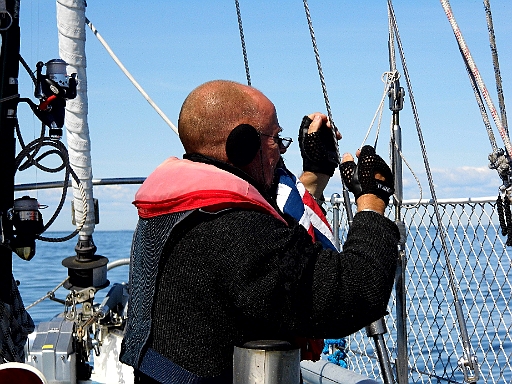 DSCI0864.JPG - Ach ja! Die Flagge! Wir verlassen ja Daenemark und solange noch alles so schoen ruhig ist, "basteln" wir mal eben die Norwegische Flagge an. Endlich wieder!