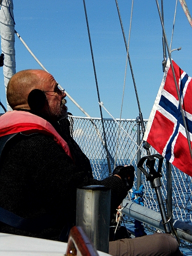 DSCI0868.JPG - Na also, und nun hoch damit. Die Schwarzen Dinger auf den Ohren nennt man uebrigens "earbags". Super! Halten von selbst und man hat keine kalten Ohren mehr. Auch prima zum Fahrrad fahren (unterm Helm).