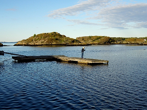 DSCI0884.JPG - Schon frueh am 10.06. steht die Bordfee auf dem Steg, von dem aus sie bereits im Vorjahr erfolgreich Pollacks geangelt hatte. Aber diesmal.....