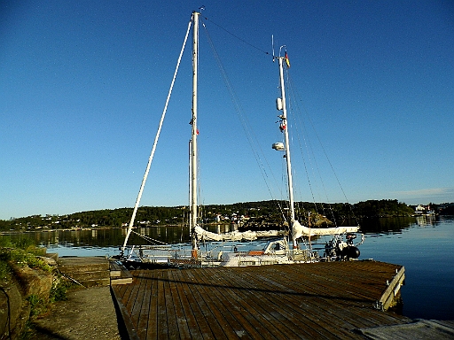 DSCI0892.JPG - Und nachdem wir die letzten 20 sm ein bischen durchgeschuettelt wurden, weil vor der Kuestvon Arendal 5 bis 6 Bft. aus SW gegen 1,5 kn Strom aus NE standen, liegen wir nun wieder friedlich am Steg der "Arendal Seilforening". Hier waren wir auch im letzten Jahr sehr herzlich aufgenommen worden. Nun erst mal ausruhen. Morgen dann in die Stadt, Bargeld holen, Diesel auffuellen, usw. Und dann: wieder hier her, denn es ist ein kleines Paradies!