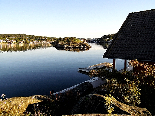 DSCI0910.JPG - Die Haeuser auf der anderen Seite gehoeren zu einem Vorort von Arendal. Wir wissen schon, warum wir nicht im Stadthafen anlegen (mal abgesehen von den Preisen...), denn es ist eben wie jede Stadt: Laut, hektisch, all das, wovor wir gerade erfolgreich geflohen sind.