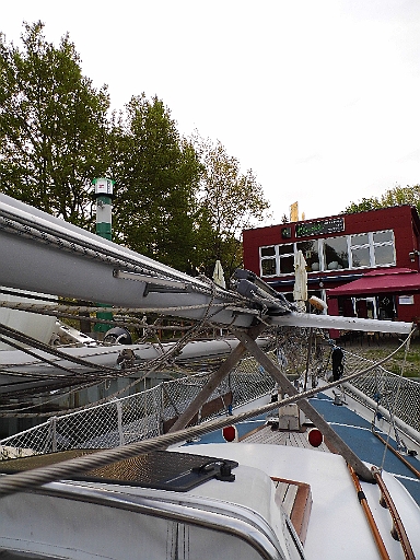 DSCI0225.JPG - Schliessliech sind die ersten beiden Schleusen geschafft, die erten Probleme geloest und so goennen wir uns bereits um 1500 Uhr die erste Rast in Marienwerder. Der Hafen scheint ein Wanderpreis unter den Paechtern zu sein. Schon wieder ein Neuer...