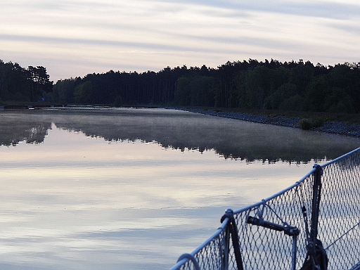 DSCI0231.JPG - Leichte Nebelschwaden ziehen tief ueber dem Wasser dahin und verzaubern die Welt. Mann denkt an den Roman "Die Nebel von Avalon". Eine eigene Welt, die so gar nicht an den Stress und die Hektik unserer Grossstaedte erinnert. Und das ist gut so. Es moege solche Orte noch lange geben.