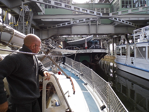 DSCI0235.JPG - Am naechsten Tag wird es eng im Becken des Hebewerkes Niederfinow. Wir passen gerade mal so noch rein. Unsere Antenne stoesst fast ans Schleusentor. Der Skipper beobachtet die Lage skeptisch...