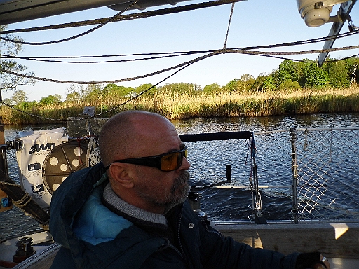 DSCI0264.JPG - Die letzeten Stromkilometer liegen vor uns. Der Skipper muss die Abfahrt zur Ostoder treffen und passt entsprechend auf.