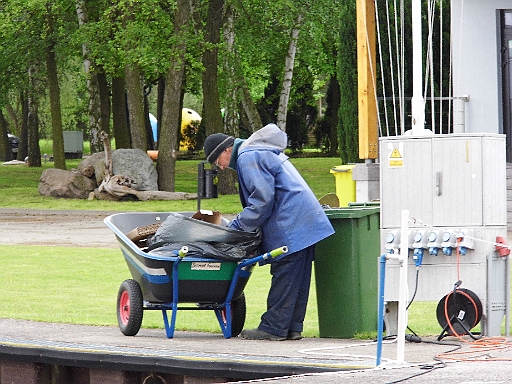 DSCI0285.JPG - Der alte Hafenmeister! Ein immer freundlicher, hilfsbereiter alter Herr, der nun zwar schon auf Rente ist, dem aber die Arbeit im Blut steckt, und der nicht aufhoeren kann und will. Fuer uns gut, denn von ihm werden wir immer bevorzugt behandelt. Der Ruf "Hallo Maimiti" hallt uns schon seit Jahren entgegen, wenner da ist. Er ist uns auch in diese Jahr eine sehr grosse Hilfe.