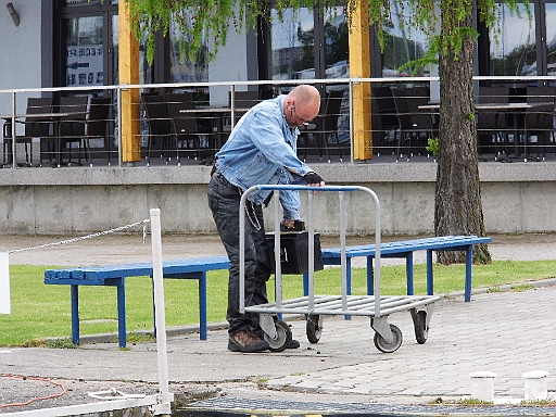DSCI0289.JPG - So, geschafft: Die defekte Batterie (108 Ah, also nicht "ganz" leicht) wurde erfolgreich ausgebaut, die Karre hat mir der Hafenmeister geborgt, nun muss eine neue Batterie her.