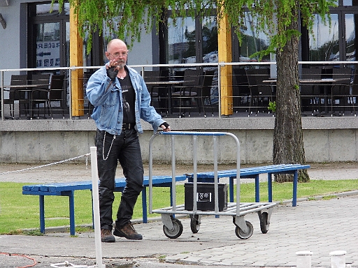 DSCI0290.JPG - Ja, zugegeben, ganz gluecklich sieht der Skipper nicht aus. Einernseits, weil nun schon wieder eine Investition faellig wird (und das nach nur 3 Jahren !), andererseits, weil da noch andere Dinge zu tun waeren, die auf diese Weise liegen bleiben muessen. Aber die Energieversorgung muss stimmen, also hat sie Prioritaet.