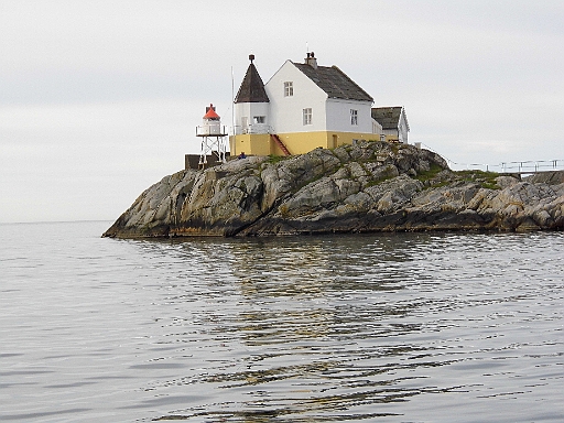DSCI0959.JPG - Von Arendal geht es weiter an der K&Atilde;&frac14;ste nach Lillisand. Bisher folgen wir nahezu exakt unserem Weg vom letzten Jahr. Das kleine Leuchtturmwaerterhaeuschen hat es der Bordfee angetan.