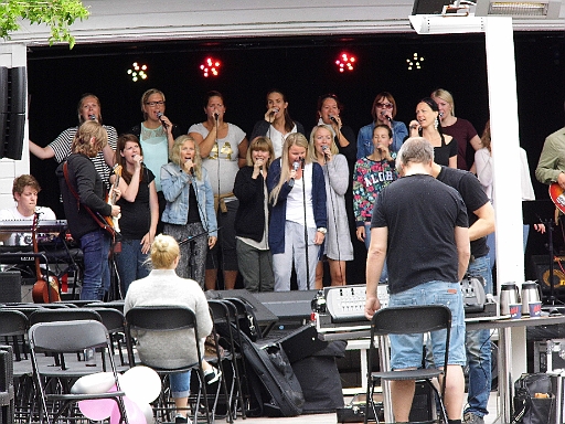 DSCI0969.JPG - Im Hafen fest, macht sich der Skipper auf, denn er hat Lifemusic gehoert. Ich werde auch recht schnell fuendig. Die Maedels ueben fuer ihre Auftritte waehrend der Ferien. Die fangen hier am 20.06. an.