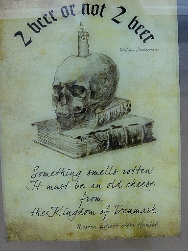 DSCI0972.JPG - Danach treffe ich auf dieses Schild. Es haengt an einer richtigen "Daenischen Kneipe" und das hier un Norwegen. Ich beantworte die gestellte Frage fuer mich selbst mit "Two Beer" und kehre ein. Bei dem Gespraech mit dem Wirt und einem Gast erfahre ich viele interessante Dinge ueber das Leben in Norwegen. Dinge und Ansichten, die man so wohl nur am Tresen erfahren kann.