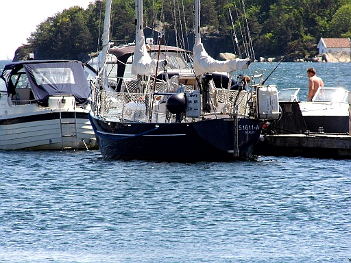 DSCI0973.JPG - Dann gehts zurueck zu Maimiti, die geduldig am Steg wartet. Es ist noch nicht voll. Und mal ehrlich: Die sp&Atilde;&curren;rlich bekleideten Herrschaften da im Hintergrund haben den Sommer auch nur "angeordnet" denn die Temperaturen sind nicht das, was der Sonnenschein verspricht. Im Wind schon gar nicht!