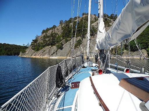 DSCI0985.JPG - Geschafft! Wir sind zwar nicht ganz allein: Zwei Norweger liegen bereits in der Bucht, aber einer macht sich kurze Zeit spaeter vom Acker. Das Wetter ist schoen, was will man mehr. Der Anker geht auf 7,5 m Tiefe und sitzt sofort bombenfest.
