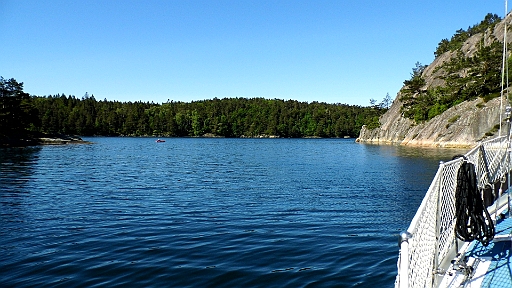 DSCI0990.JPG - Ja und weg ist sie! Da ganz hinten in der "Wildnis", der kleine rote Fleck auf dem Wasser, das ist meine Bordfee in Action. Ist es nicht paradisisch hier?