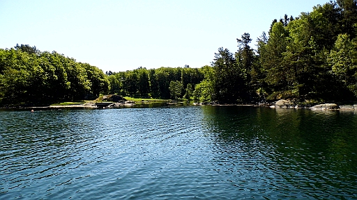 DSCI0994.JPG - Kleiner Rundumblick. Irgendwo dort hinter der Wiese sollen Haeuser stehen, sagt meine Bordfee, die dort einen Exkursion hin unternommen hat, aber sie scheinen unbewohnt zu sein.