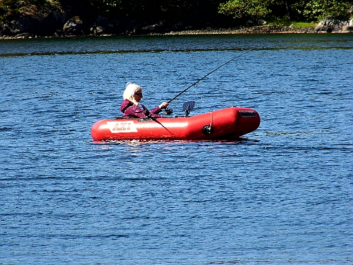 DSCI0999.JPG - Man siehts am Kapuzenshirt der Bordfee: Warm ist anders, wenn auch traumhaft schoen. Aber noch haben wir jeden Morgen wenigstens zwei Stunden lang den Ofen laufen. Soviel haben wir noch nie um diese Jahreszeit auf Toern geheizt!