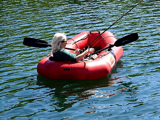 DSCI1007.JPG - Und da geht sie schon wieder auf die Pirsch. Mit dem Daumen wird die Angesehne geprueft: Na, schon Grundberuehrung?