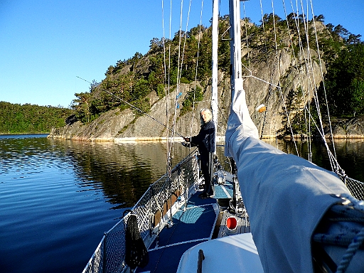 DSCI1062.JPG - Kaum ist der Anker unten und der Skipper noch dabei, das Dinghi aufzublasen, da haelt die Bordfee nichts mehr: Angel raus und Haken ueber Bord
