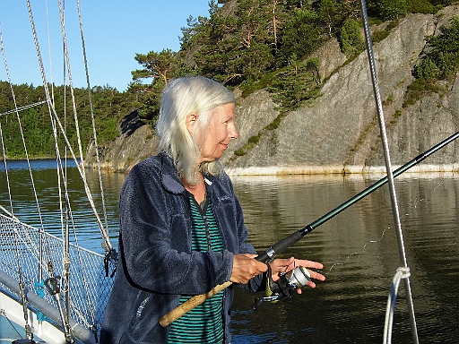 DSCI1069.JPG - Aber wie sie schon immer sagt: Vom Boot aus beissen die nicht. Da muss man ins Beiboot und dahin rudern, wo die Fische stehen. Der Erfolg gibt ihr Recht. Ich hoffe nur, dass sie nicht mal einen solchen Burschen am Haken hat, der sie samt Beiboot einfach wegzieht. Moeglich ist das hier allemal.