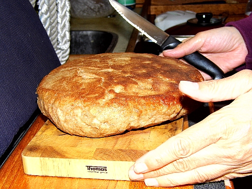 DSCI1126.JPG - Und hier das erste selbstgebackene dunkle Brot der Bordfee. Es schmeckt auch so wie es aussieht. Mit dick Butter und Raeucherlachs. Unschlagbar!