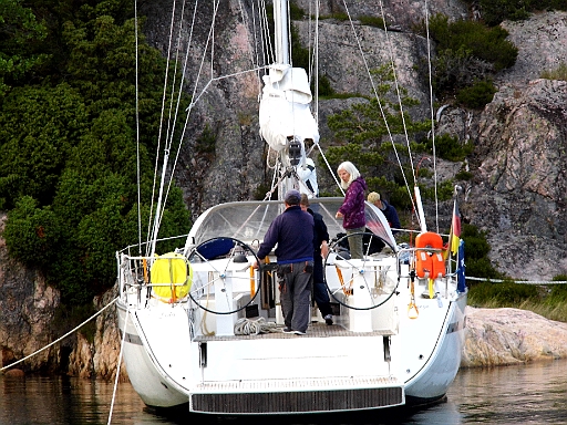 DSCI1130.JPG - Ganz schoen breit so ein Bavaria Pott. Auf die elektrisch ausklappbare Plattform am Heck passt unser Beiboot komplett drauf. Watt'n Luxus....