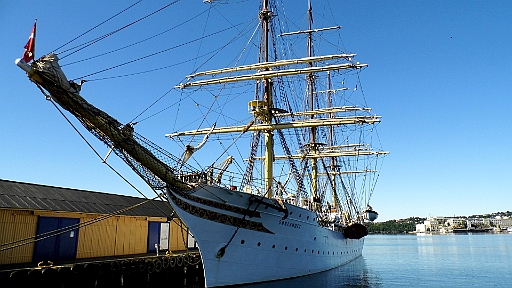 DSCI1144.JPG - In Kristiansand gehts erst mal an Land Einkaufen, dann spazieren. Hier die "Soerlandet". Ein wunderschoener Rahsegler.