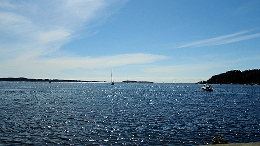 DSCI1162.JPG - Das Wetter ist jedenfalls die beiden naechsten Tag ausgesprochen schoen und der Skipper schafft es sogar, sich in die Haengematte zu verholen.