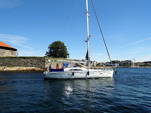 DSCI1175.JPG - Die "Abalus", das quasi Begleitschiff von Joerg, verabschiedet sich. Wir konnten ihnen mit Werkzeug aushelfen. Schon eigenartig, dass es gerade bei so grossen Schiffen oft genau an solchen Sachen fehlt. Eine Erfahrung, die ich immer wieder mache. Unter meinem Navisitz habe ich 'ne halbe Werkstatt, wenn ich an das ganze Werkzeug denke....