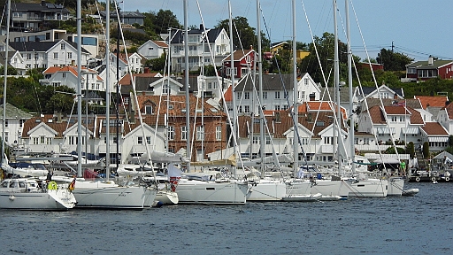 DSCI0312.JPG - Und wie es sich gehoert, liegen wir als Kleinste aber Feinste genau da, irgendwo zwischen den 45 und 50 Fuss Schiffen, an der Boje. Na, wer hat uns entdeckt? Wer ganz genau hinschaut, findet im rechten Drittel des Bildes und dort wieder im oberen Drittel zwischen all den grossen Masten unseren "Adenauer".