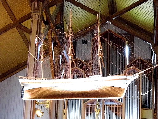 DSCI0329.JPG - Und hier das Kirchenschiff, das groesste Norwegens. Leider - obwohl ohne Blitz fotografiert - reflektiert der kupferfarbene Rumpf so stark, dass die Aufnahme nicht so ganz meinen Wuenschen entspricht. Schoen ist es allemal. 2,5 m lang!