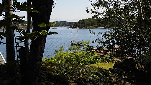 DSCI0367.JPG - Schliesslich gehen wir vor der Insel Merdoey vor Anker. Hier wollte die Bordfee schon im letzten Jahr hin. Nun, irgendwann schafft man's halt. Das Wetter ist ideal dafuer. Dannn geht's mit dem Dinghi an Land. Wir haben tatsaechlich den Sommer gefunden!